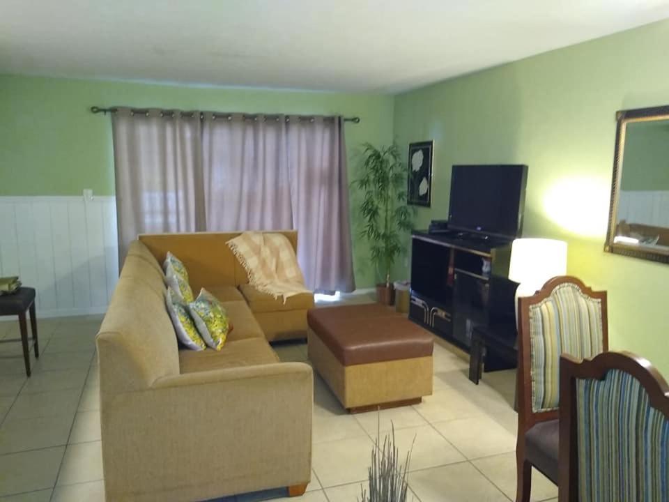 Affordable Two Bedroom Tropical Condo - Private Beach, Pools, Hot Tub Sankt Petersburg Zewnętrze zdjęcie
