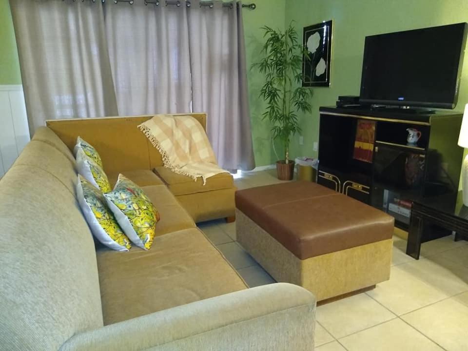 Affordable Two Bedroom Tropical Condo - Private Beach, Pools, Hot Tub Sankt Petersburg Zewnętrze zdjęcie