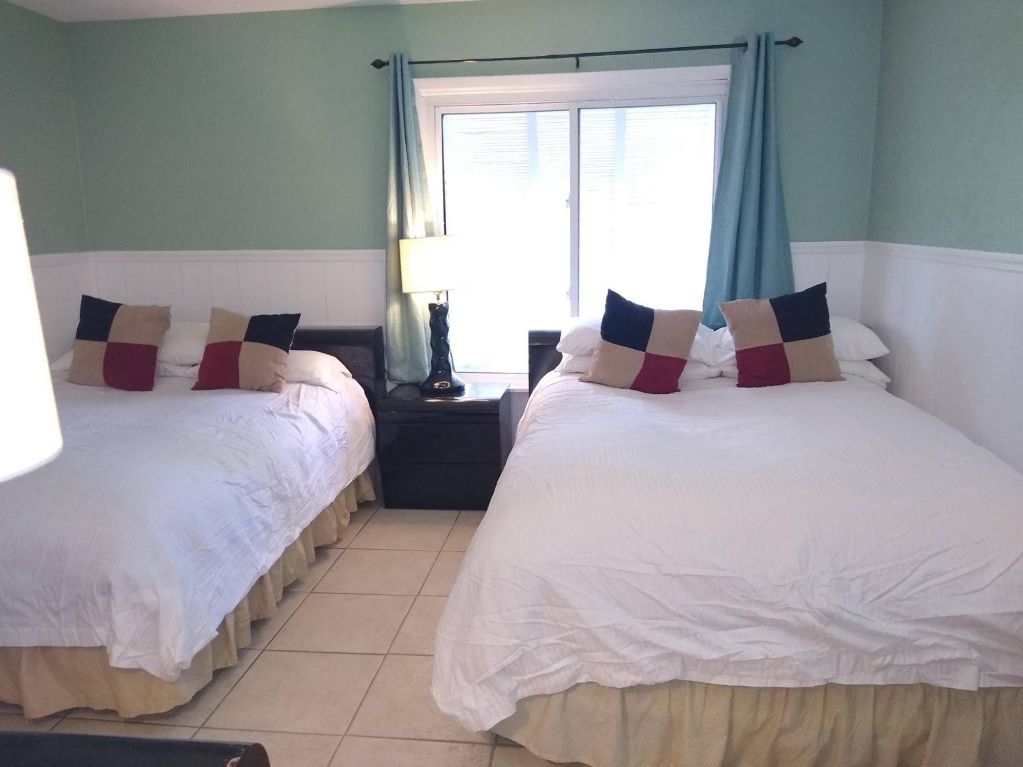 Affordable Two Bedroom Tropical Condo - Private Beach, Pools, Hot Tub Sankt Petersburg Zewnętrze zdjęcie