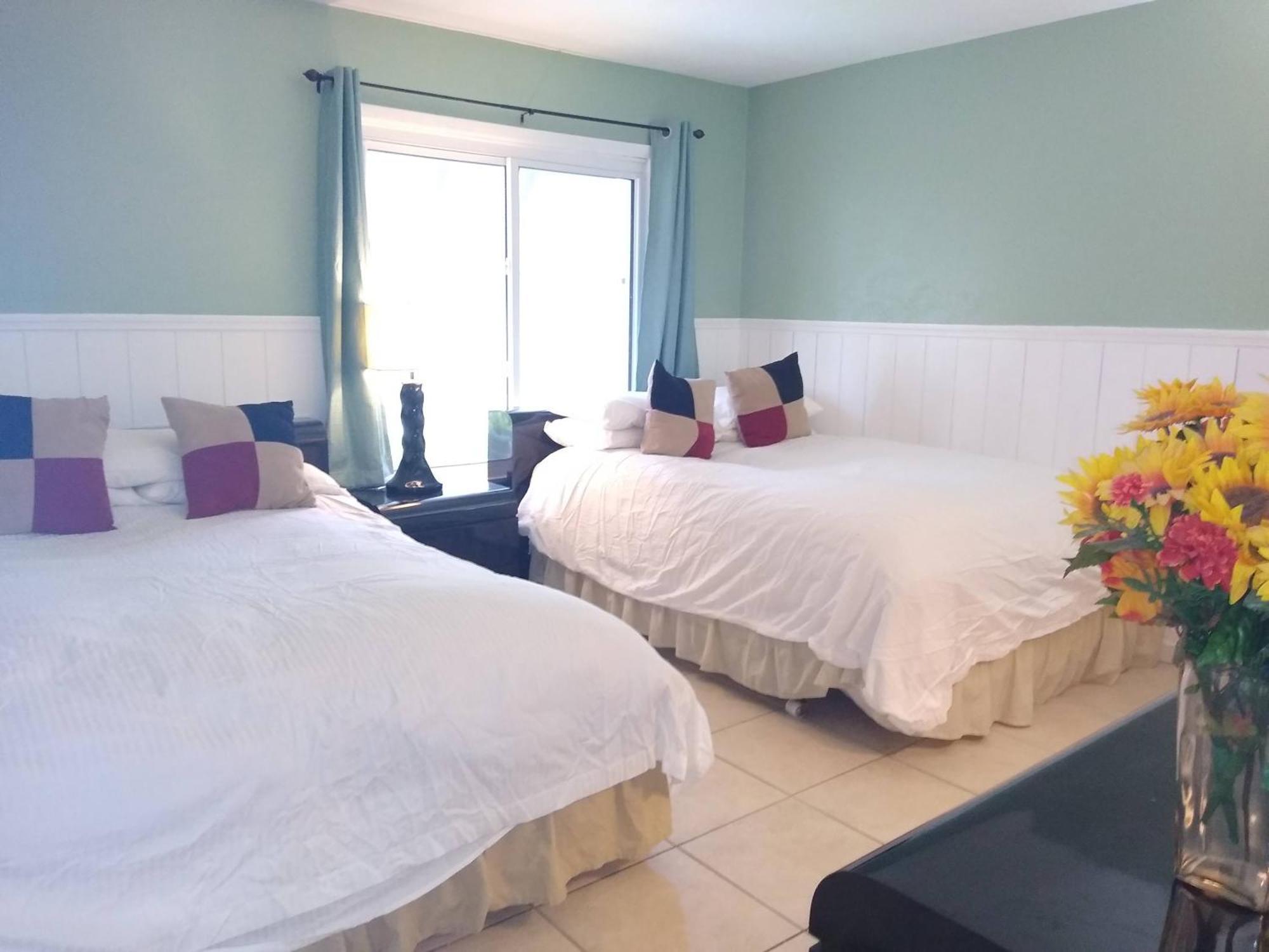 Affordable Two Bedroom Tropical Condo - Private Beach, Pools, Hot Tub Sankt Petersburg Zewnętrze zdjęcie