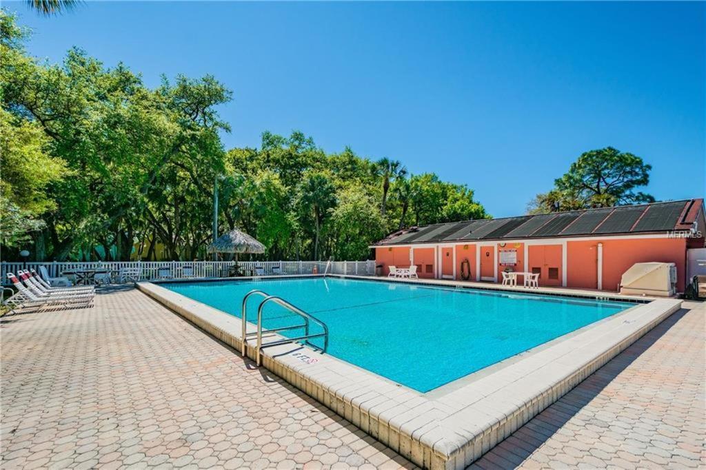 Affordable Two Bedroom Tropical Condo - Private Beach, Pools, Hot Tub Sankt Petersburg Zewnętrze zdjęcie
