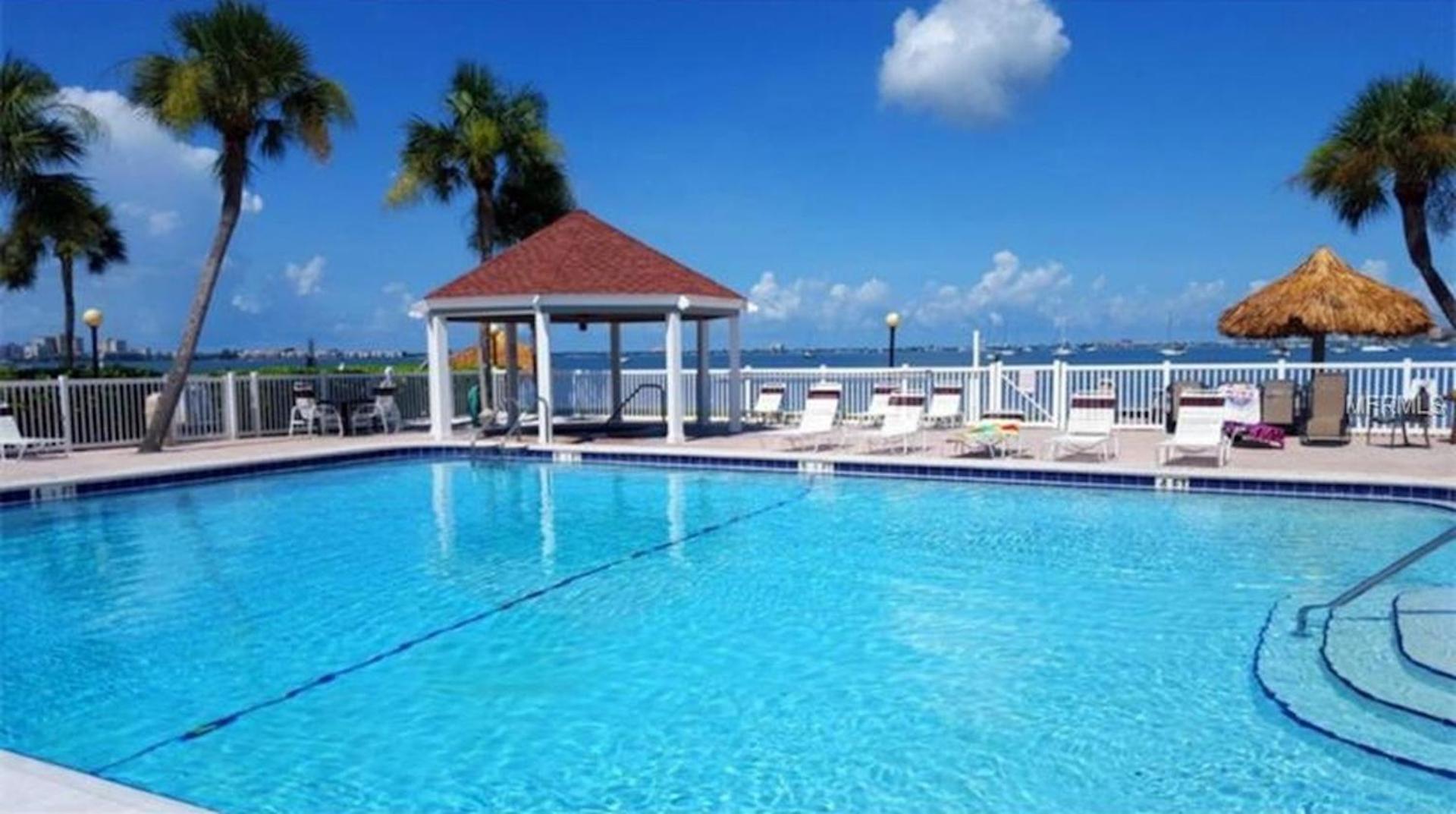 Affordable Two Bedroom Tropical Condo - Private Beach, Pools, Hot Tub Sankt Petersburg Zewnętrze zdjęcie