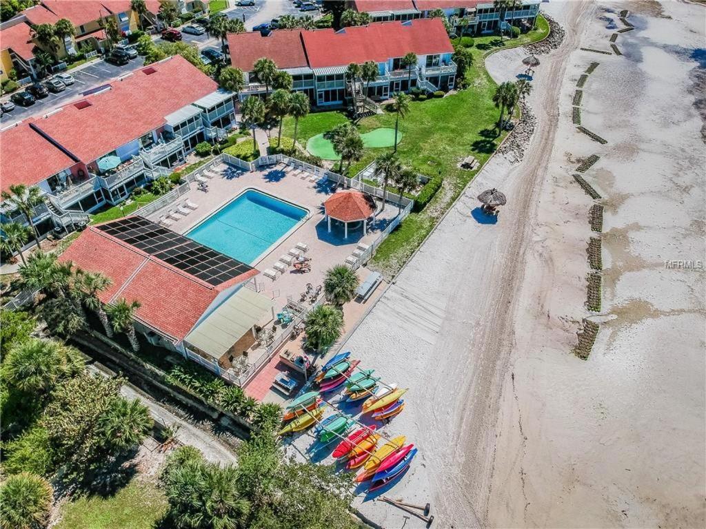 Affordable Two Bedroom Tropical Condo - Private Beach, Pools, Hot Tub Sankt Petersburg Zewnętrze zdjęcie