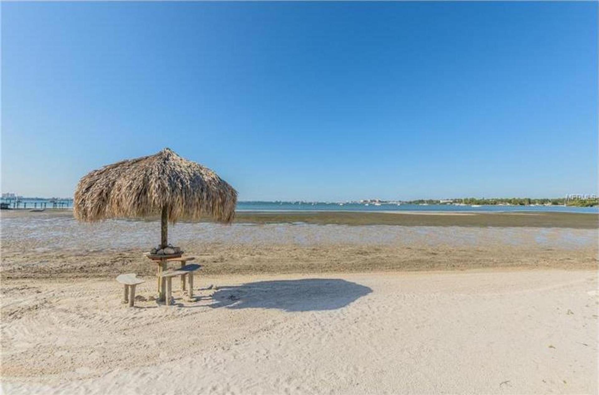 Affordable Two Bedroom Tropical Condo - Private Beach, Pools, Hot Tub Sankt Petersburg Zewnętrze zdjęcie