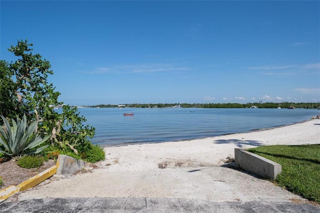 Affordable Two Bedroom Tropical Condo - Private Beach, Pools, Hot Tub Sankt Petersburg Zewnętrze zdjęcie
