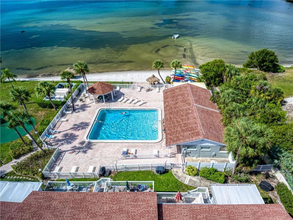Affordable Two Bedroom Tropical Condo - Private Beach, Pools, Hot Tub Sankt Petersburg Zewnętrze zdjęcie