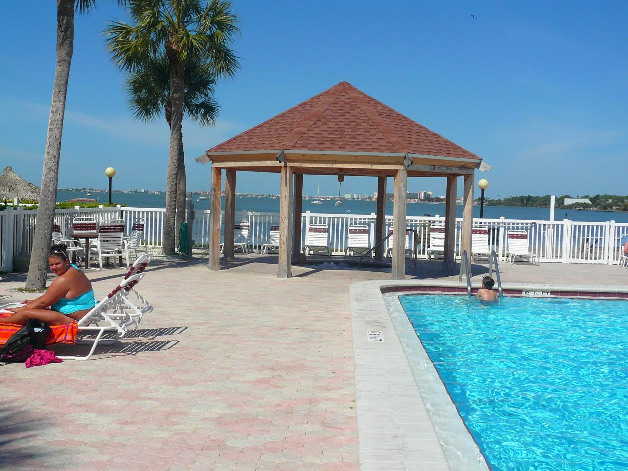 Affordable Two Bedroom Tropical Condo - Private Beach, Pools, Hot Tub Sankt Petersburg Zewnętrze zdjęcie