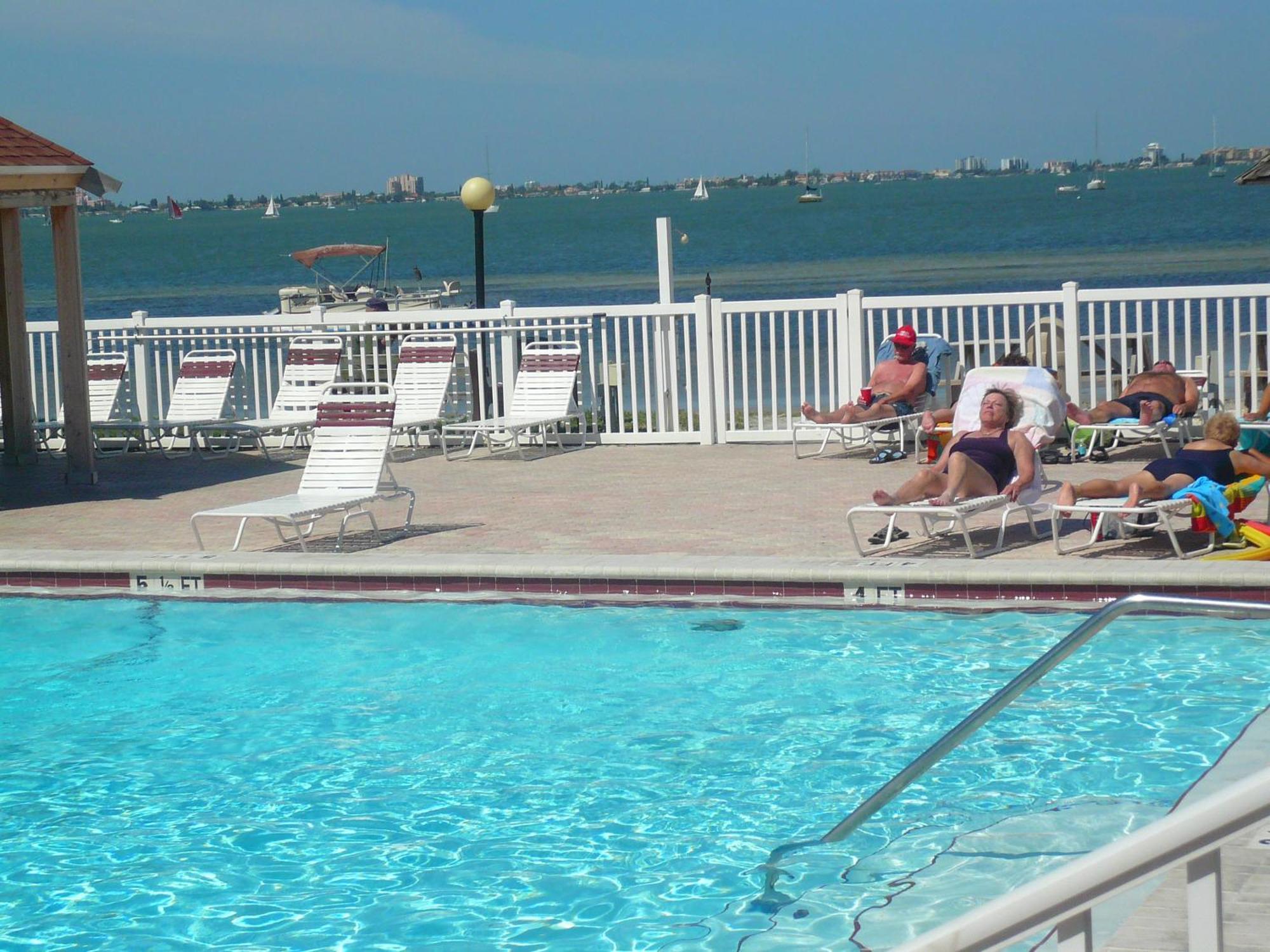Affordable Two Bedroom Tropical Condo - Private Beach, Pools, Hot Tub Sankt Petersburg Zewnętrze zdjęcie