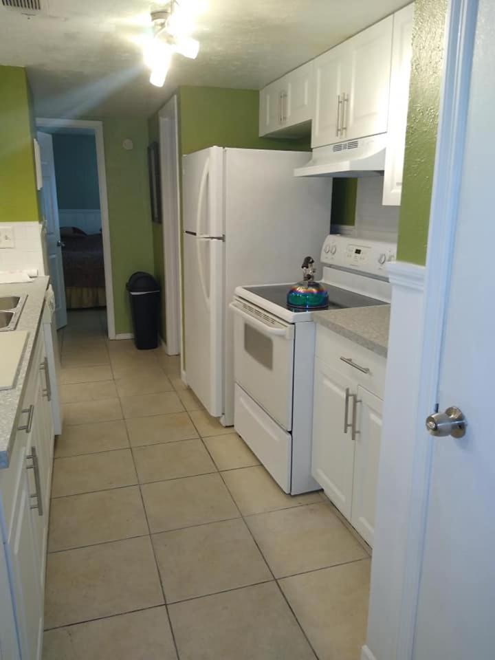 Affordable Two Bedroom Tropical Condo - Private Beach, Pools, Hot Tub Sankt Petersburg Zewnętrze zdjęcie