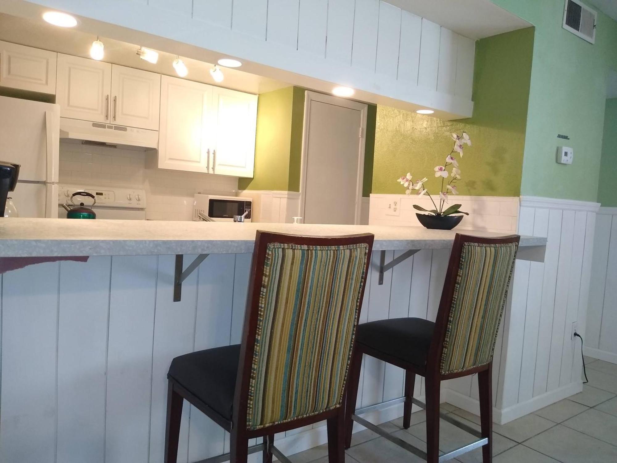 Affordable Two Bedroom Tropical Condo - Private Beach, Pools, Hot Tub Sankt Petersburg Zewnętrze zdjęcie